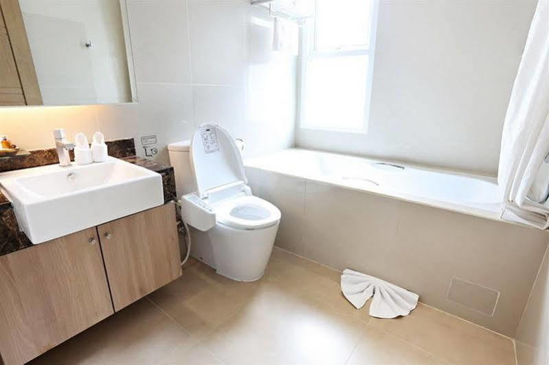 V Residence Serviced Apartment Бангкок Екстер'єр фото
