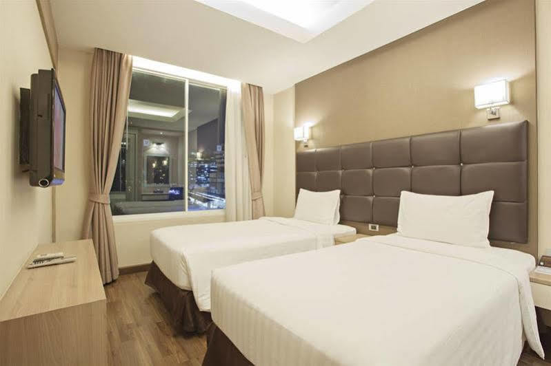 V Residence Serviced Apartment Бангкок Екстер'єр фото