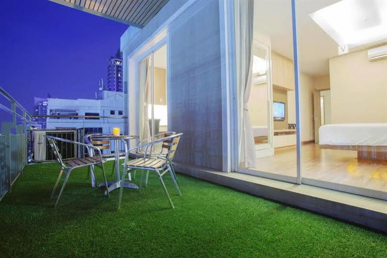 V Residence Serviced Apartment Бангкок Екстер'єр фото
