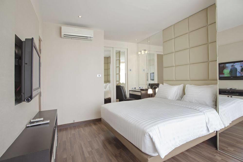 V Residence Serviced Apartment Бангкок Екстер'єр фото